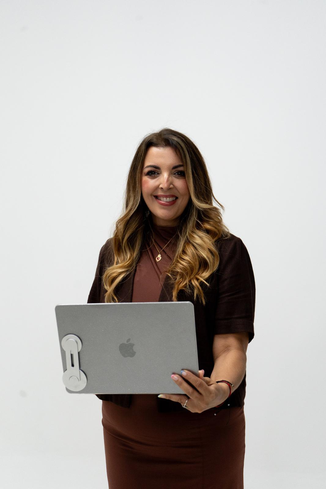 Maribel con su portátil